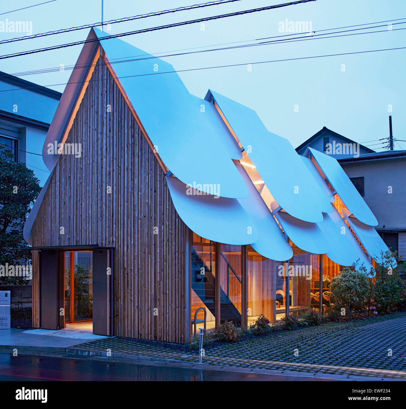 Élévation latérale au crépuscule. Hirata Totsuka Church, Yokohama, Japon. Architecte : Akihisa Hirata , 2015. Banque D'Images