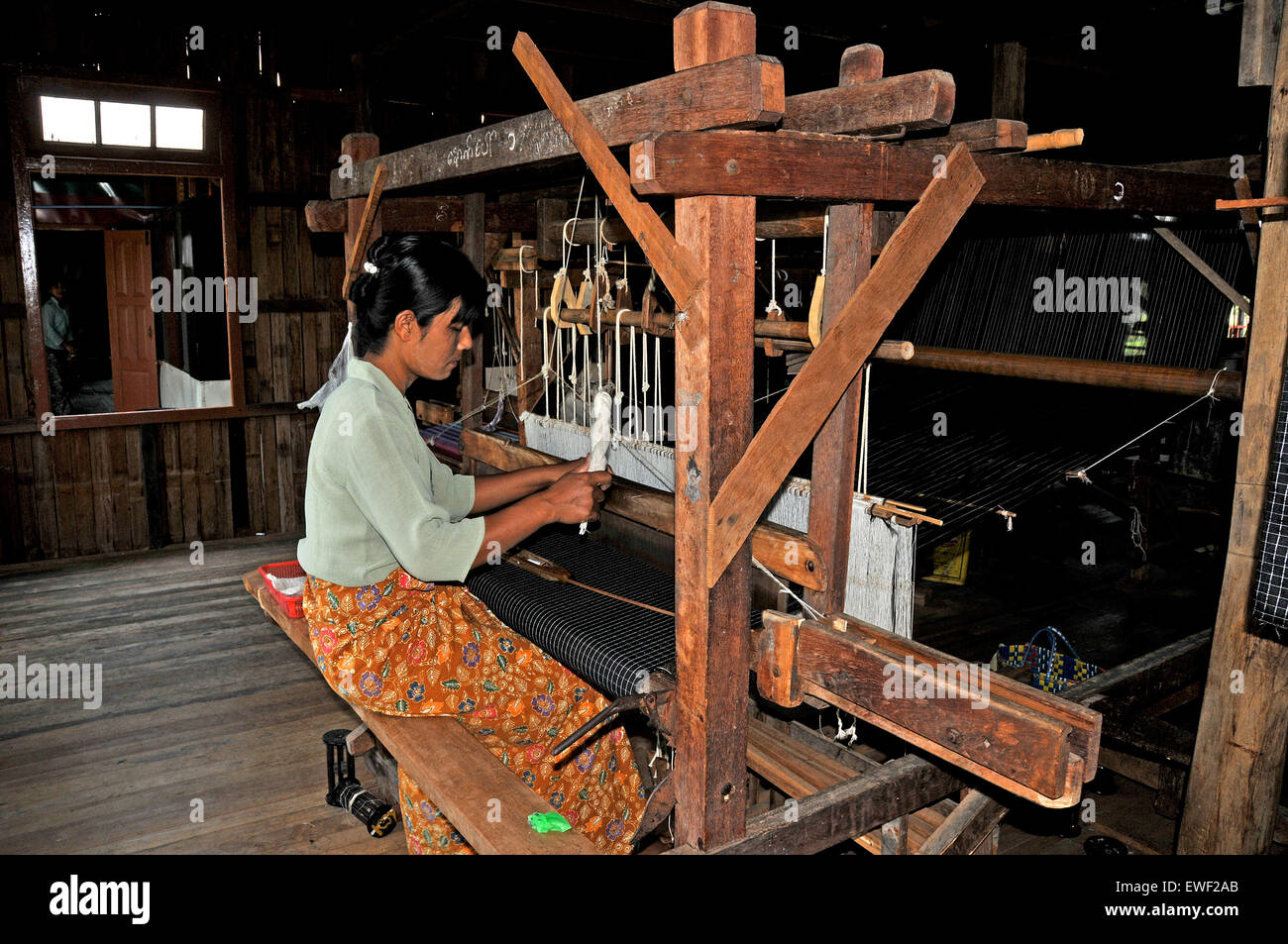 Femme travaillant sur un métier du lac Inle au Myanmar Banque D'Images