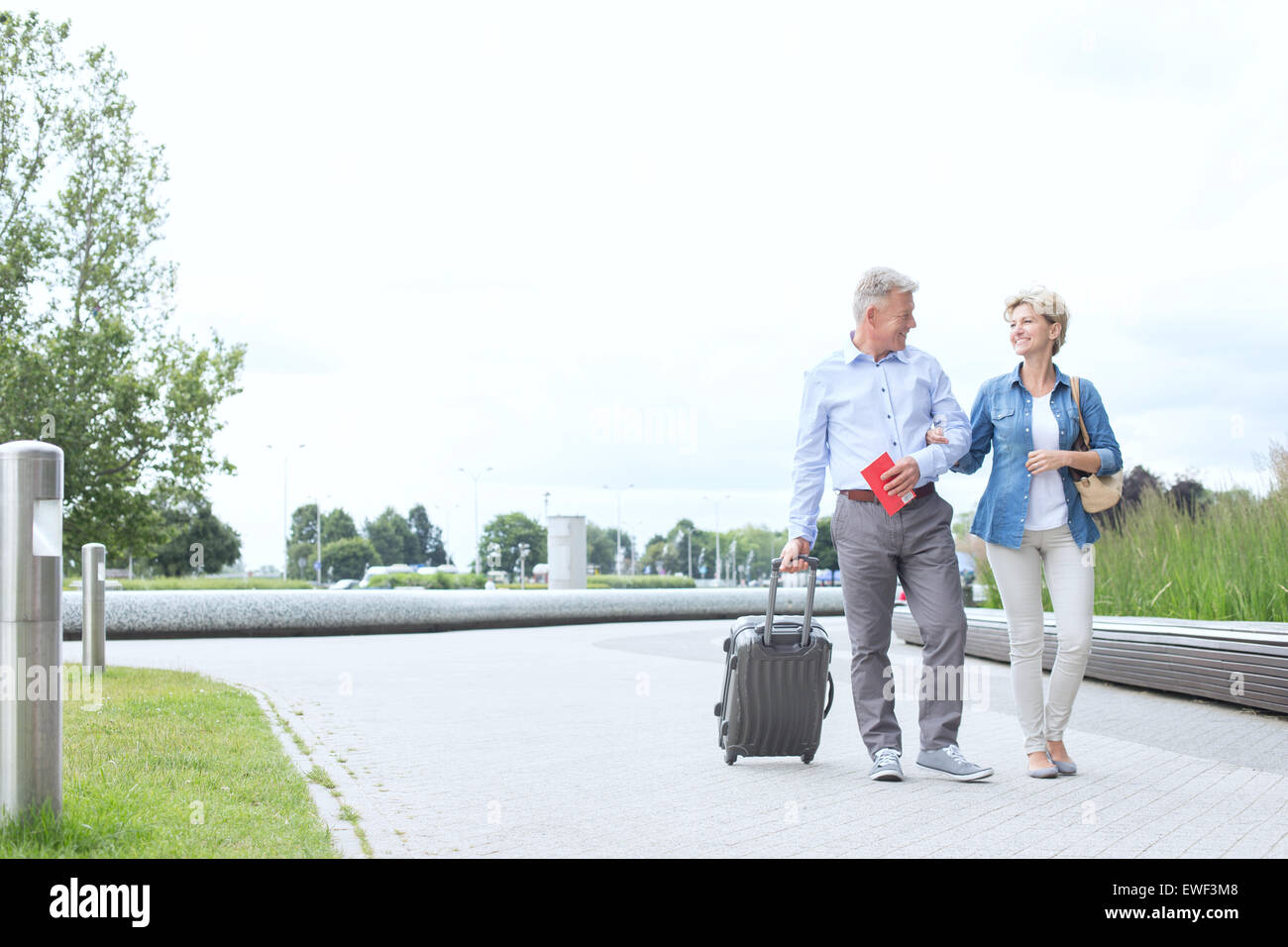 Middle-aged couple sur sentier contre ciel clair Banque D'Images