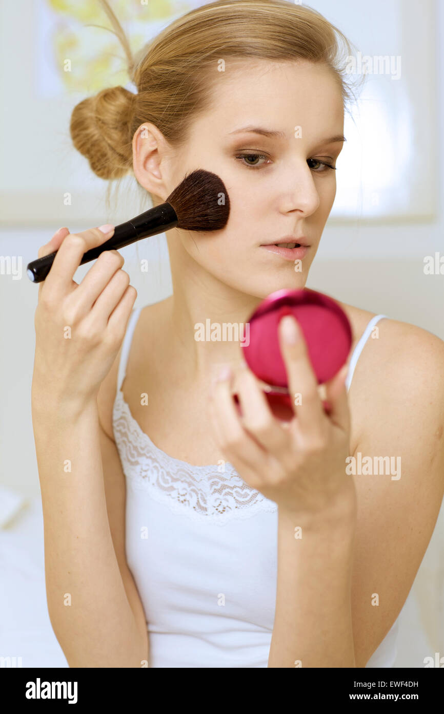 Une femme en appliquant le maquillage Banque D'Images