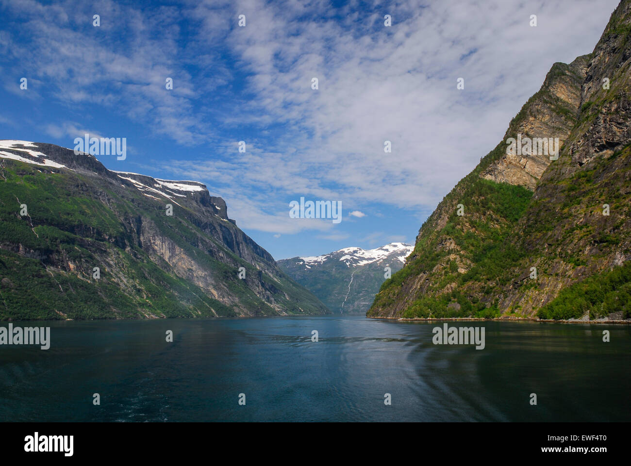 Low angle shot depuis geirangerfjord, norvège sur une journée ensoleillée. Banque D'Images