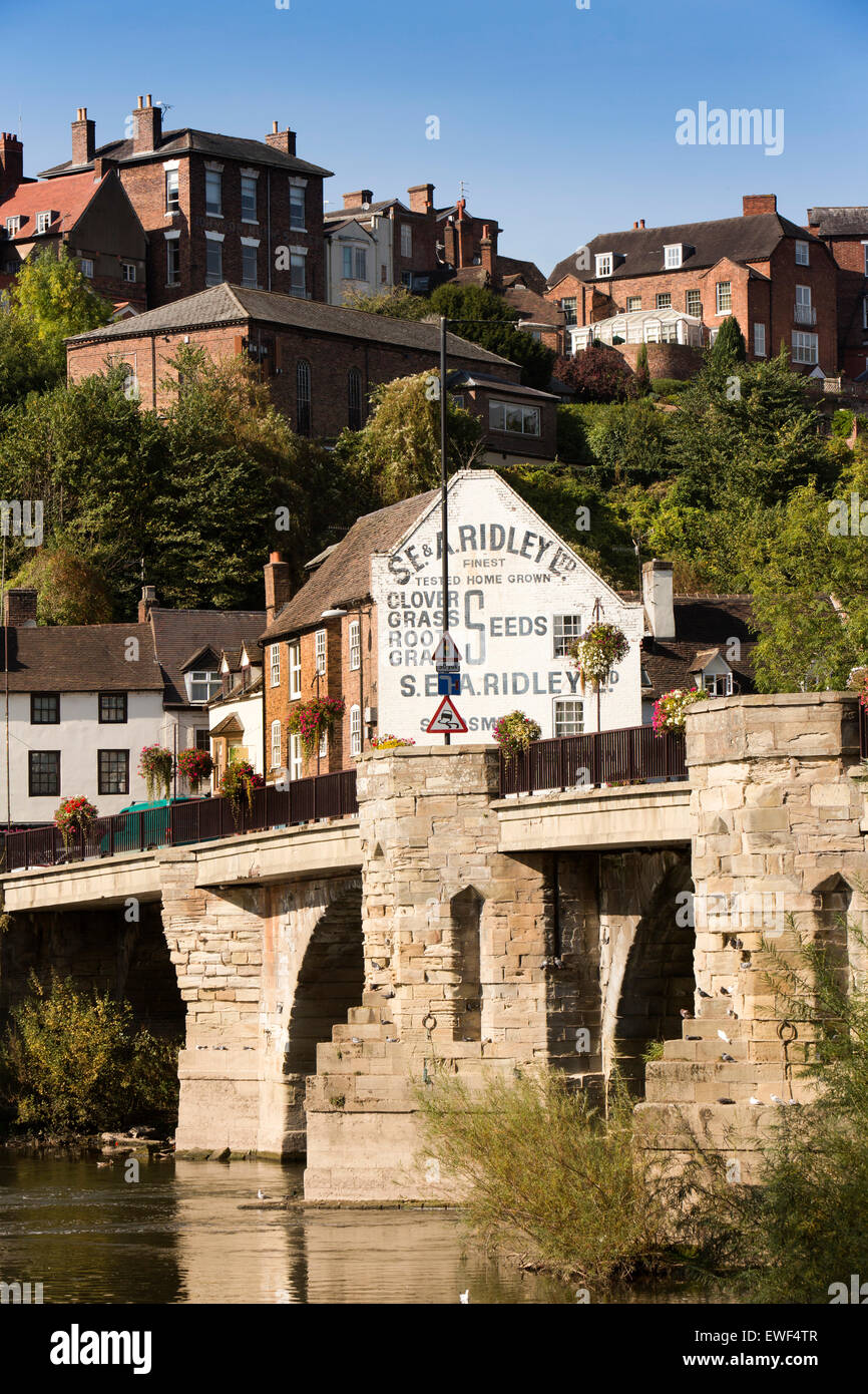 Royaume-uni, Angleterre, Shropshire, Bridgnorth, pont sur la rivière Severn et Ridley's seed shop à partir de la rive est Banque D'Images