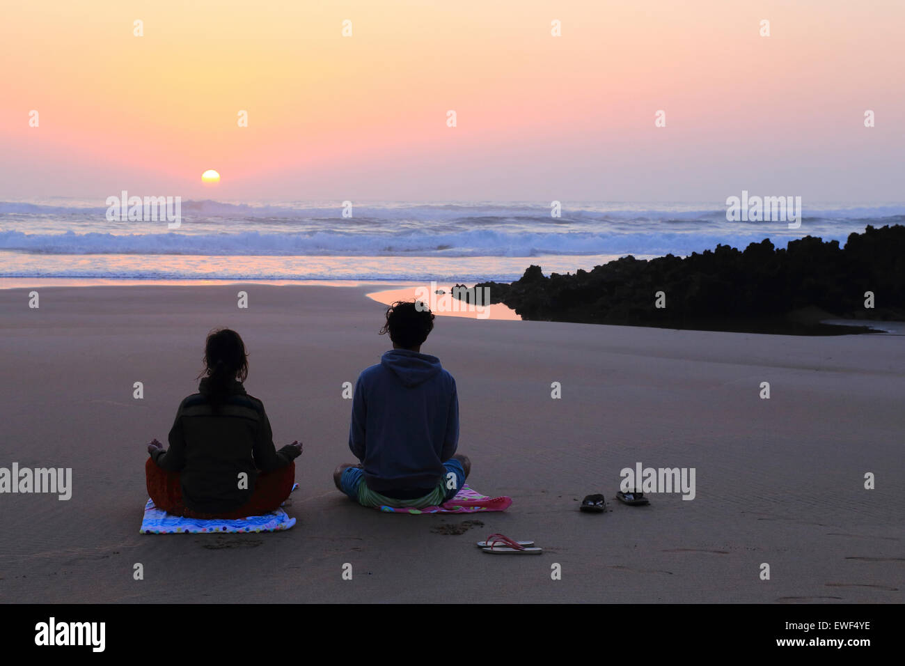 Hommes et une femme sur la plage au coucher du soleil, l'Amaro Costa Vicentina, Portugal Banque D'Images
