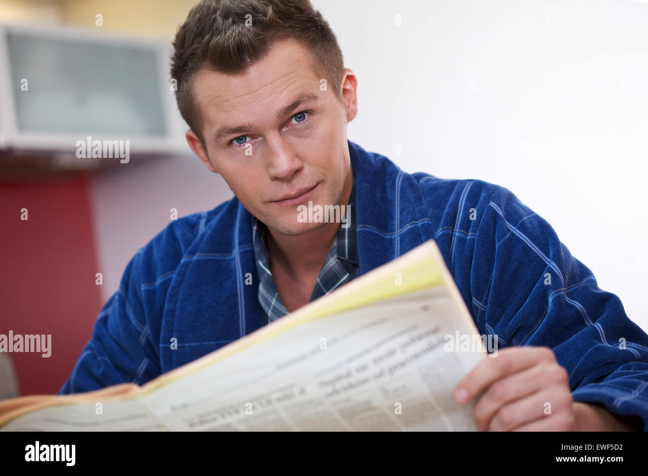 Man reading newspaper Banque D'Images