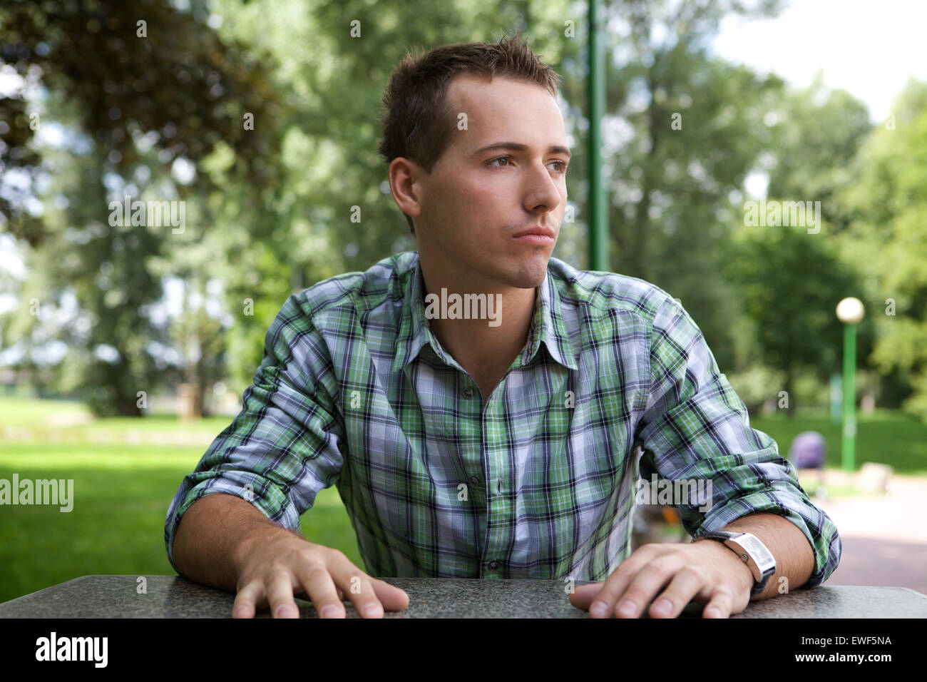Jeune homme contemplant Banque D'Images