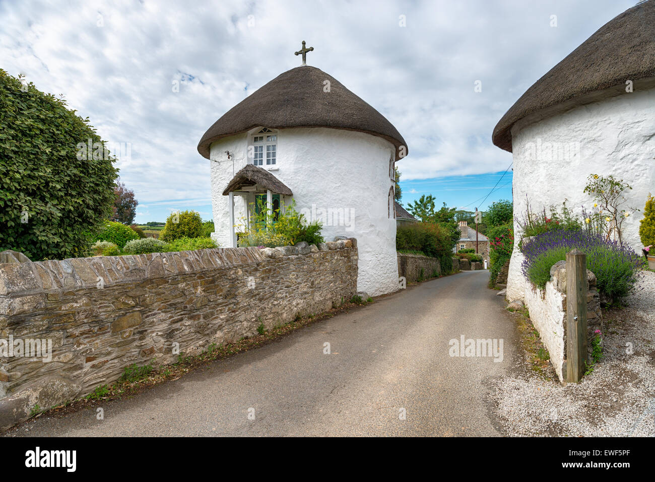 Une maison ronde de chaume à Veryan un pittoresque village de la péninsule de Roseland à Cornwall Banque D'Images