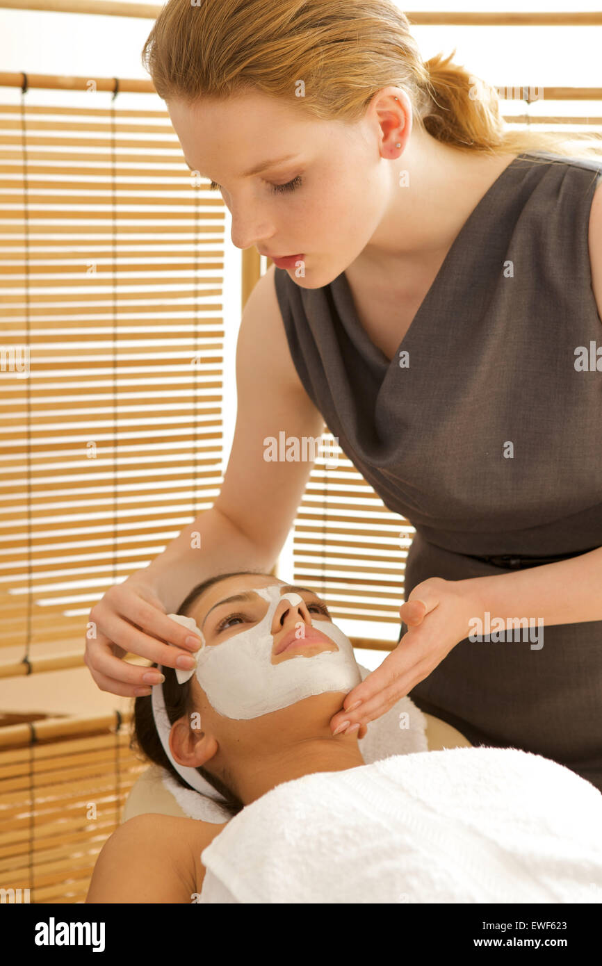 Young woman receiving spa en faciale Banque D'Images
