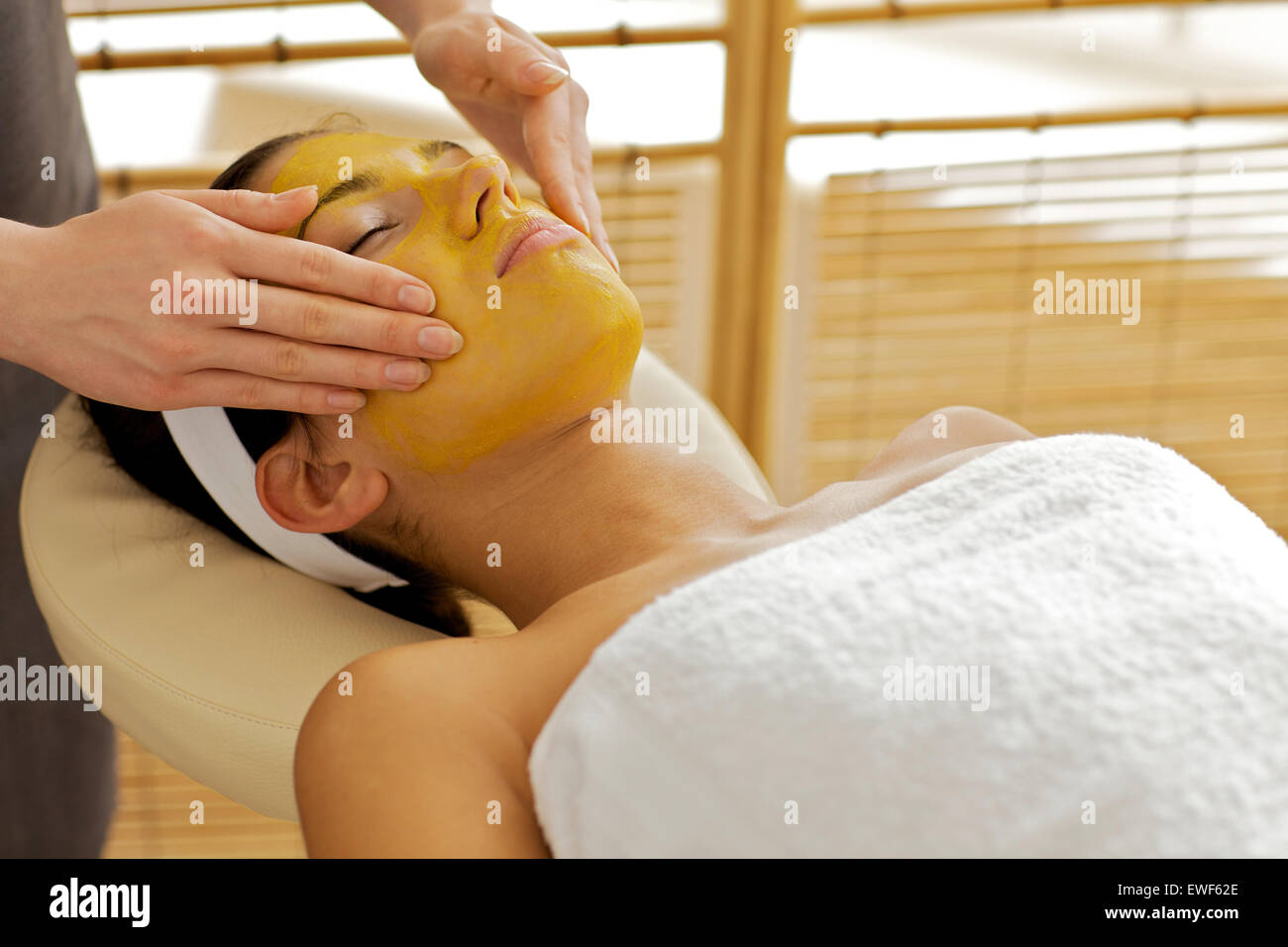 Young woman receiving facial treatment in spa Banque D'Images