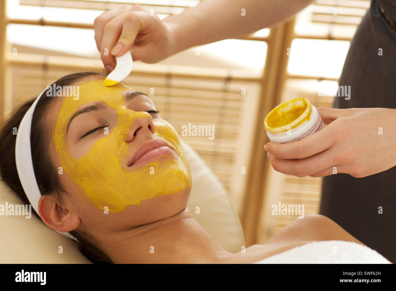 Close-up of young woman having facial mask dans un salon de beauté Banque D'Images
