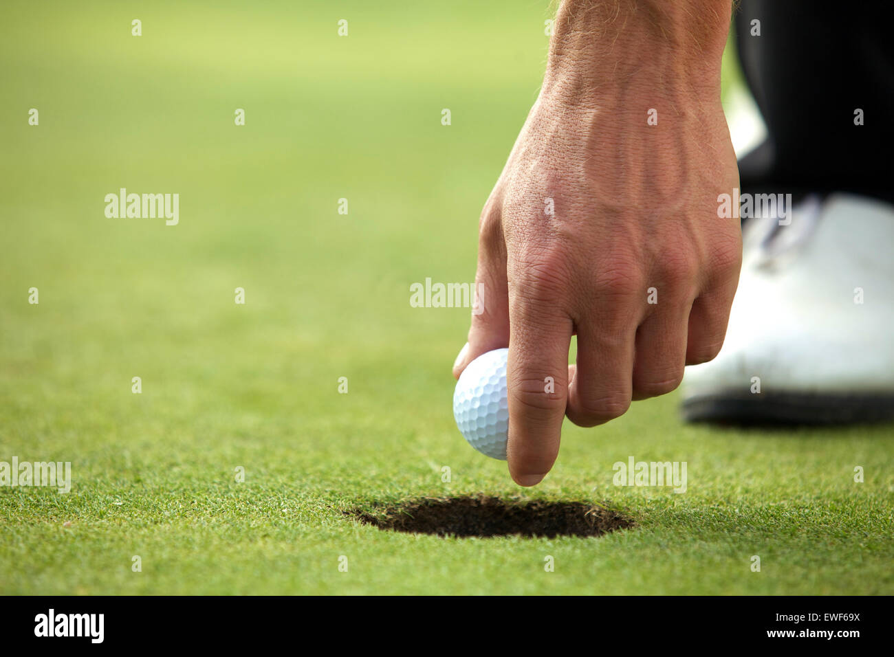 Personne tenant balle de golf, close-up Banque D'Images