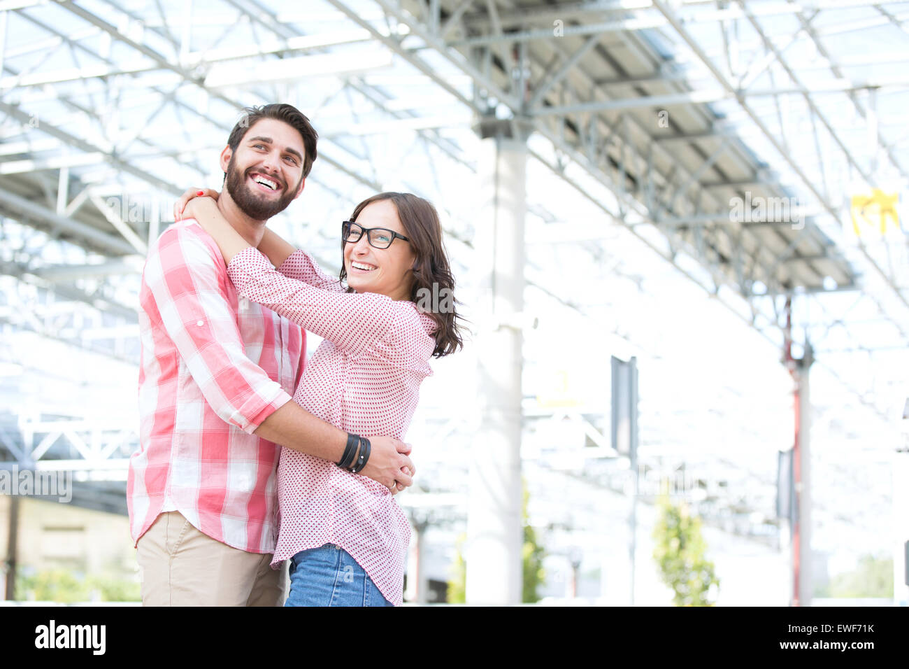 Couple heureux à l'écart tout en embrassant l'extérieur du bâtiment Banque D'Images