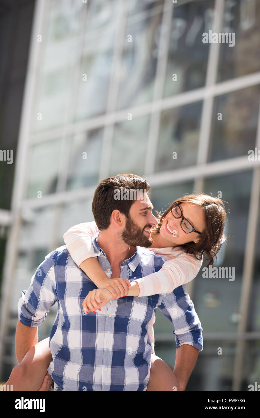 Heureux couple tout en appréciant in city Banque D'Images