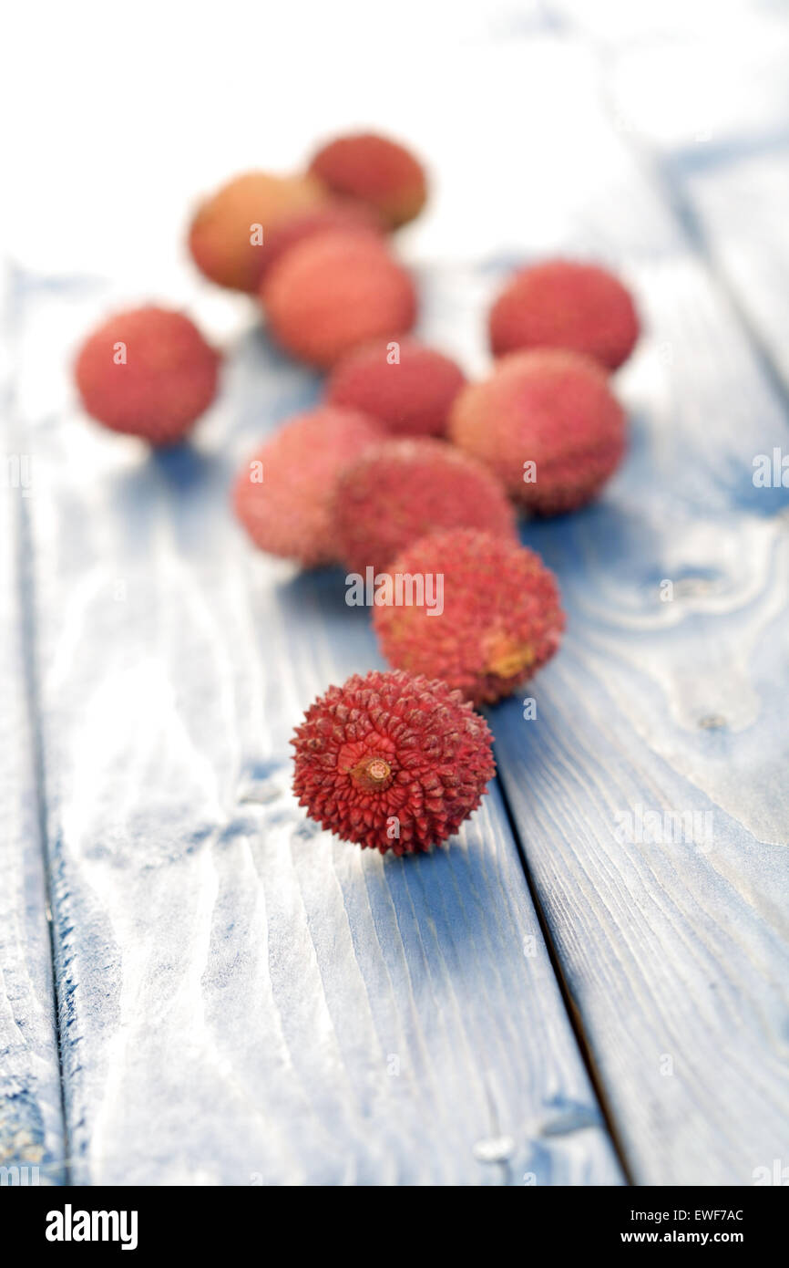 Litchi sur table en bois - studio shot Banque D'Images