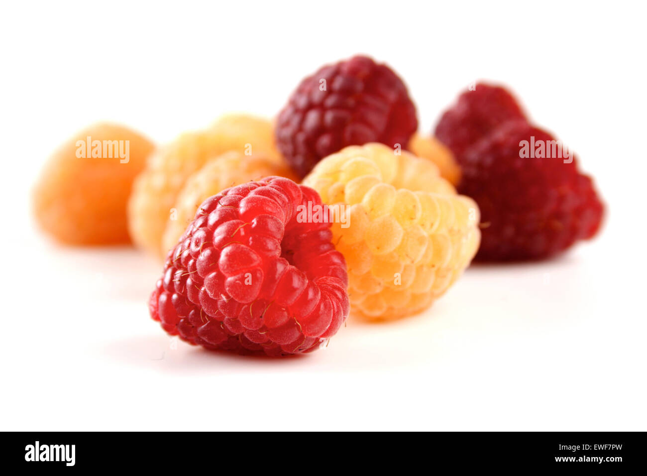 Les framboises rouges et jaunes sur fond blanc Banque D'Images