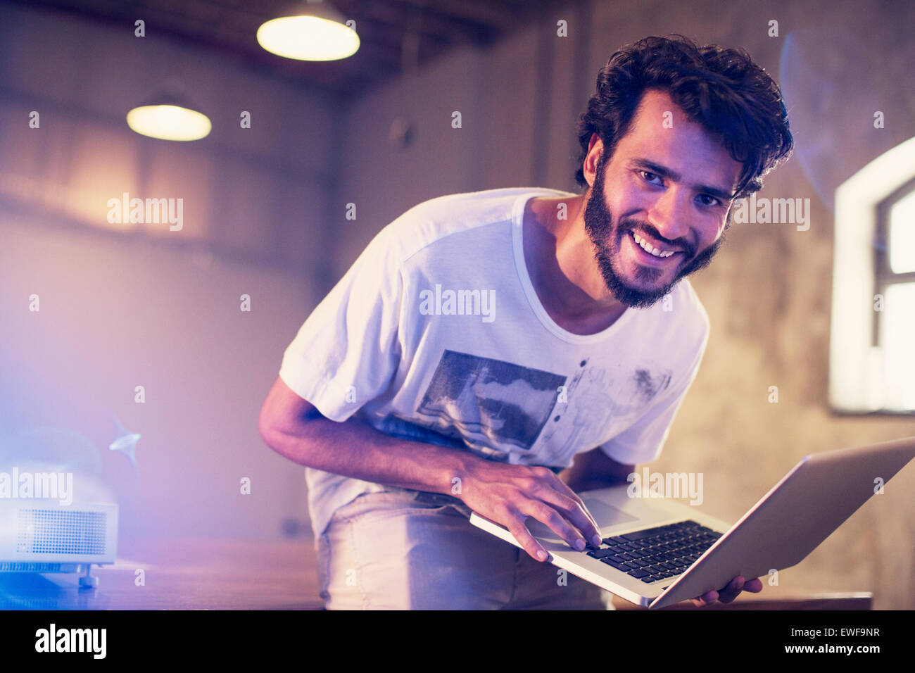 Portrait of businessman enthousiaste avec laptop in office Banque D'Images