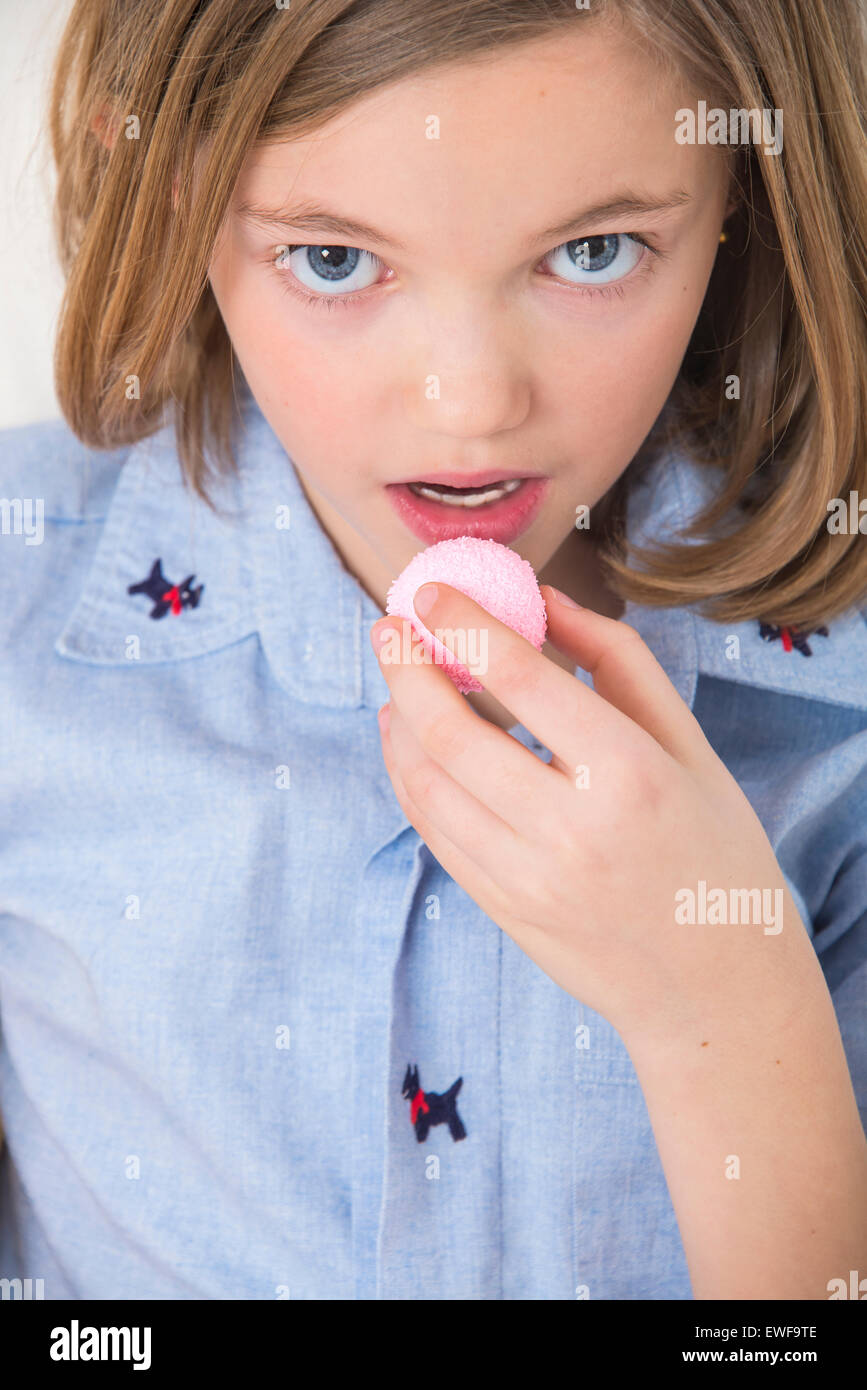 Enfant de manger des sucreries Banque D'Images