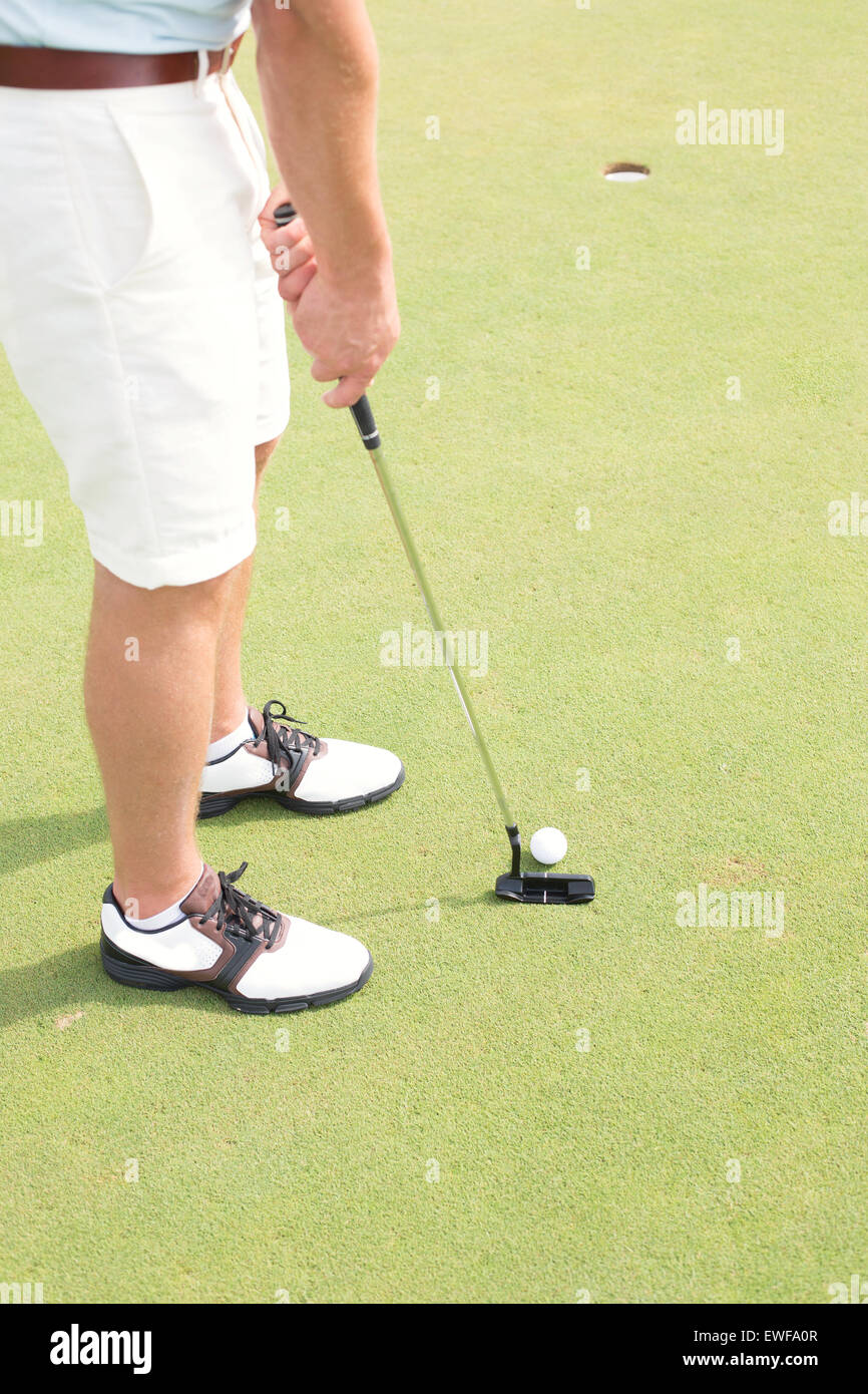 La section basse de l'homme jouer au golf au cours Banque D'Images