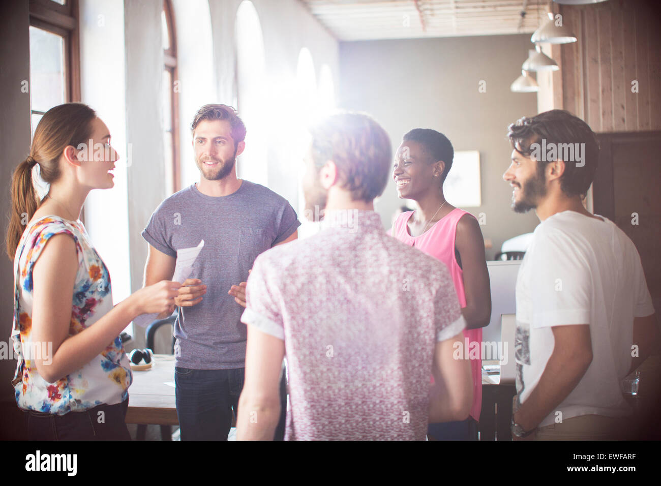 Business people talking in office Banque D'Images