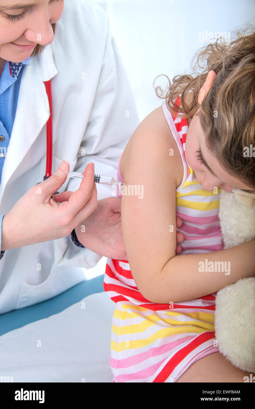 La vaccination d'un enfant Banque D'Images