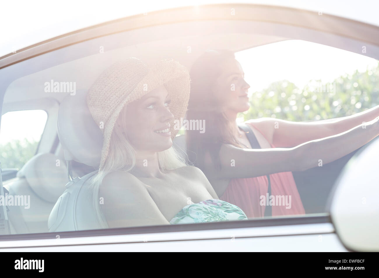 Young female friends en voiture sur sunny day Banque D'Images