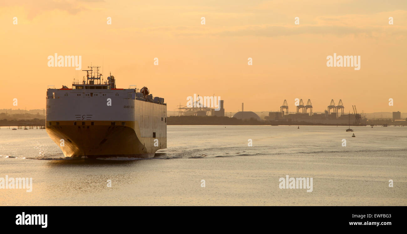 Un navire transporteur de voiture laissant la photo des quais de Southampton au coucher du soleil Banque D'Images
