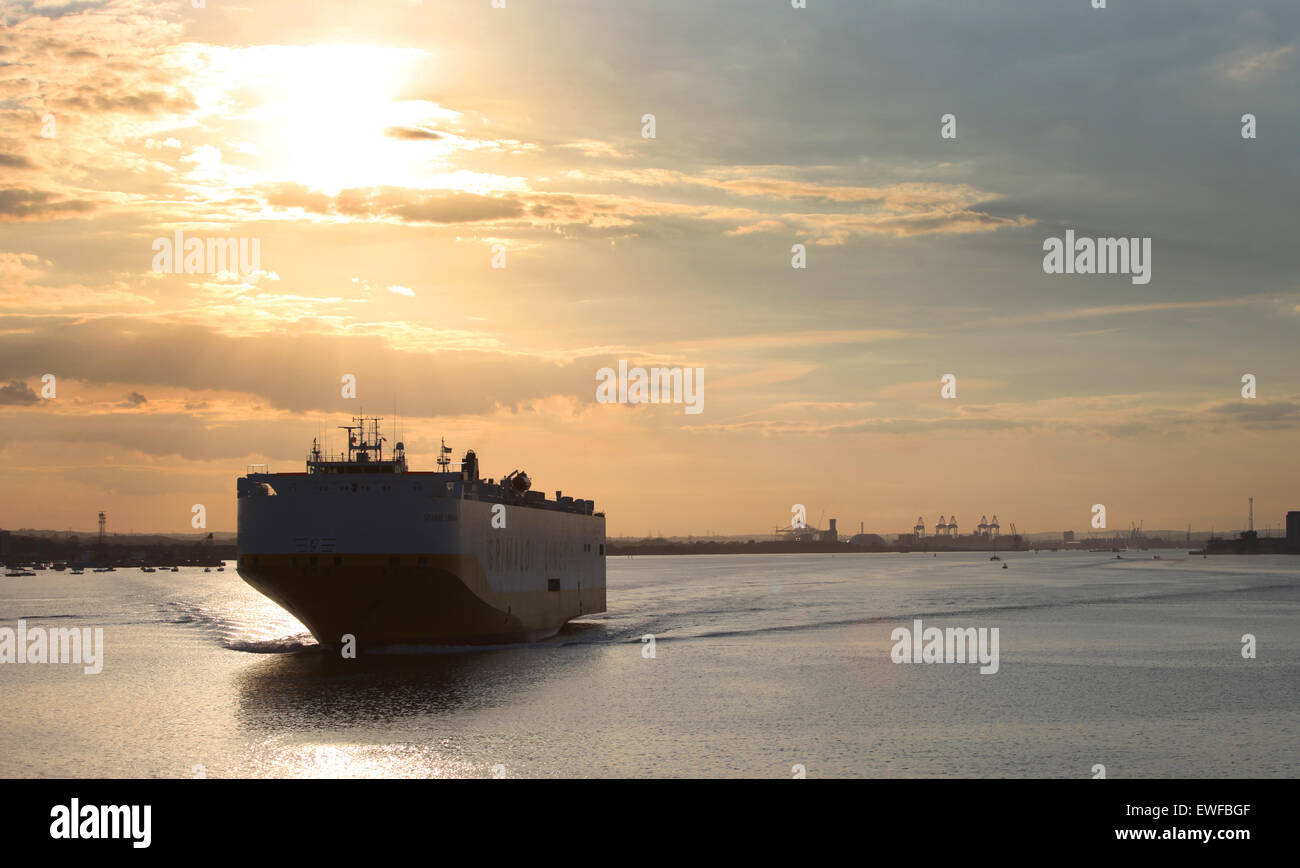 Un navire transporteur de voiture laissant la photo des quais de Southampton au coucher du soleil Banque D'Images