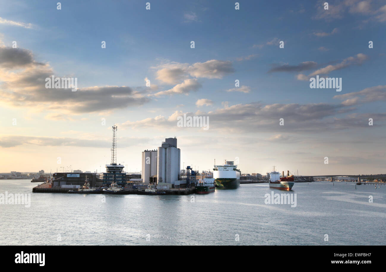 En tête de quai Southampton Docks représentée dans la lumière du soir Banque D'Images