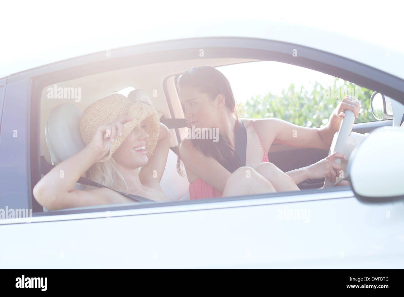 Happy female friends enjoying road trip Banque D'Images