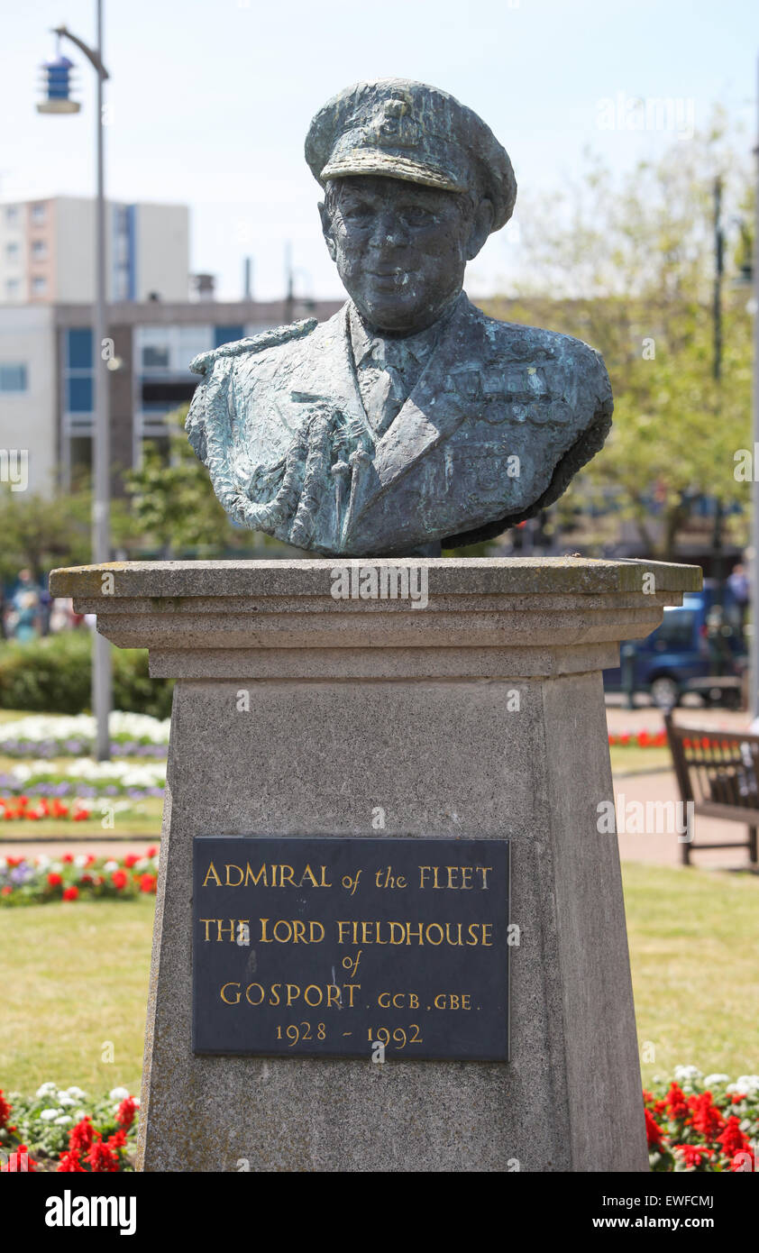 Monument de Seigneur Fieldhouse d'amiral de la flotte au Jardins Falkland dans Gosport Banque D'Images