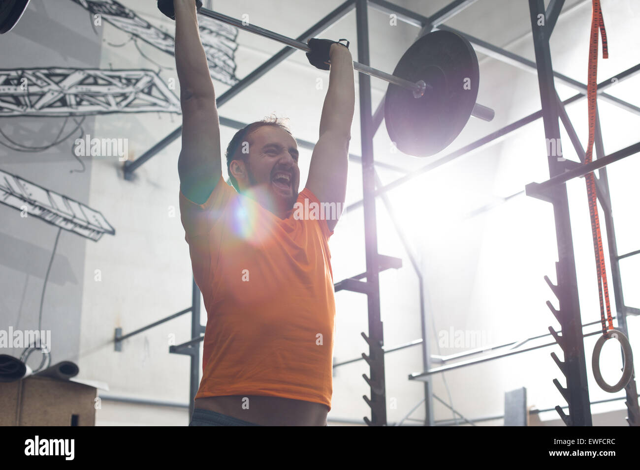 Man lifting barbell dédiés au sport crossfit Banque D'Images