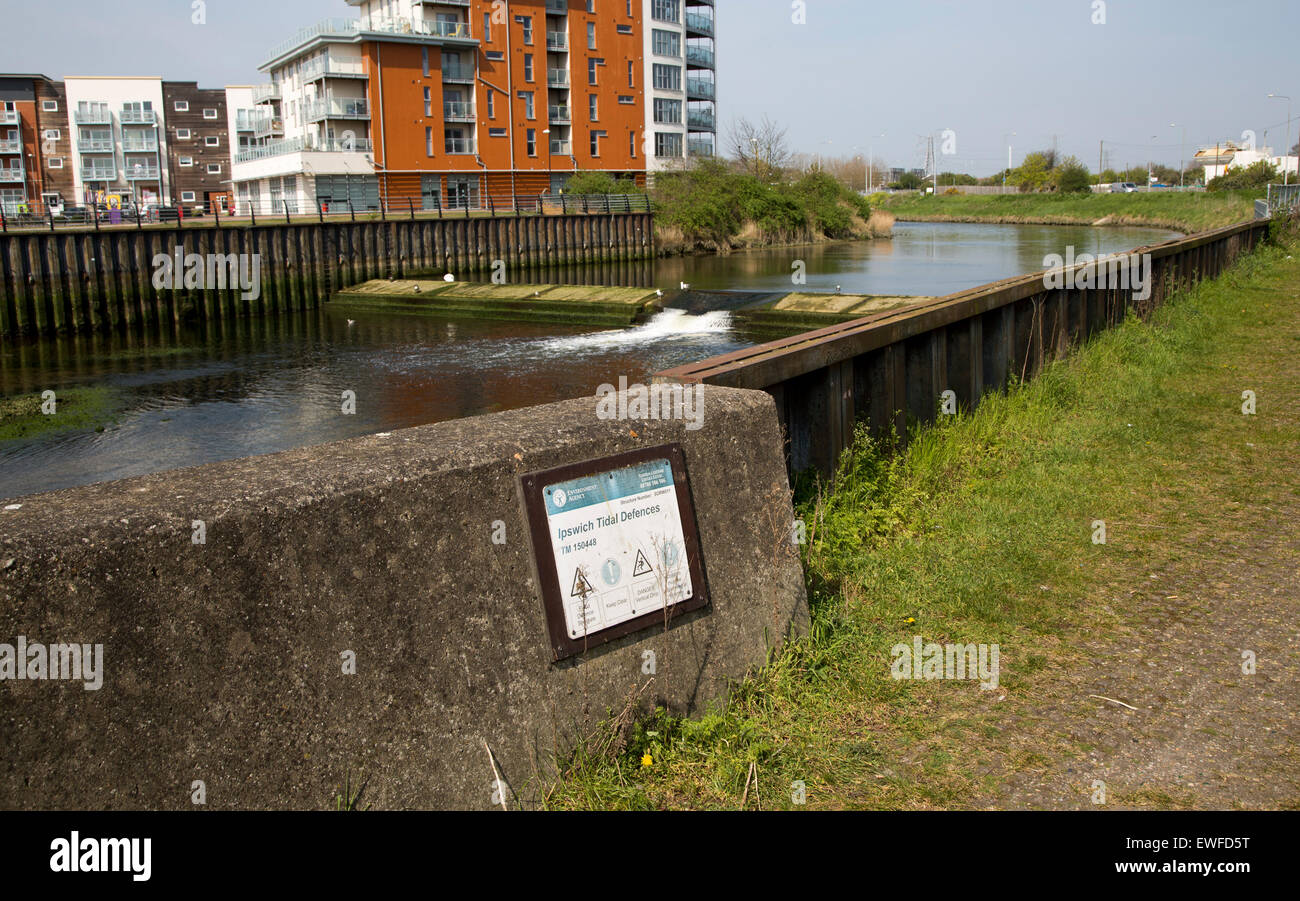 Weir et la défense contre les inondations sur la rivière Mur Orwell, Ipswich, Suffolk, Angleterre, RU Banque D'Images