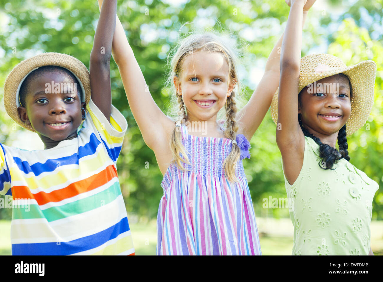 Ami amitié enfant enfants enfance jouant Banque D'Images