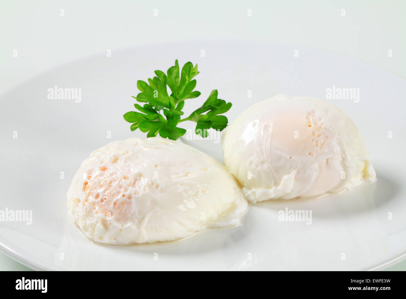 Deux œufs pochés sur la plaque Banque D'Images