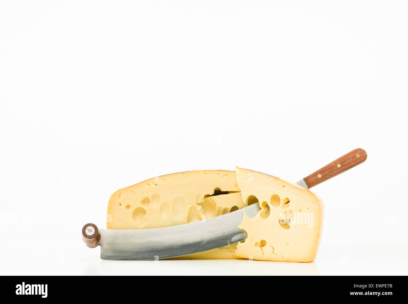 Ementaler tranche de fromage et couteau professionnel roue Banque D'Images