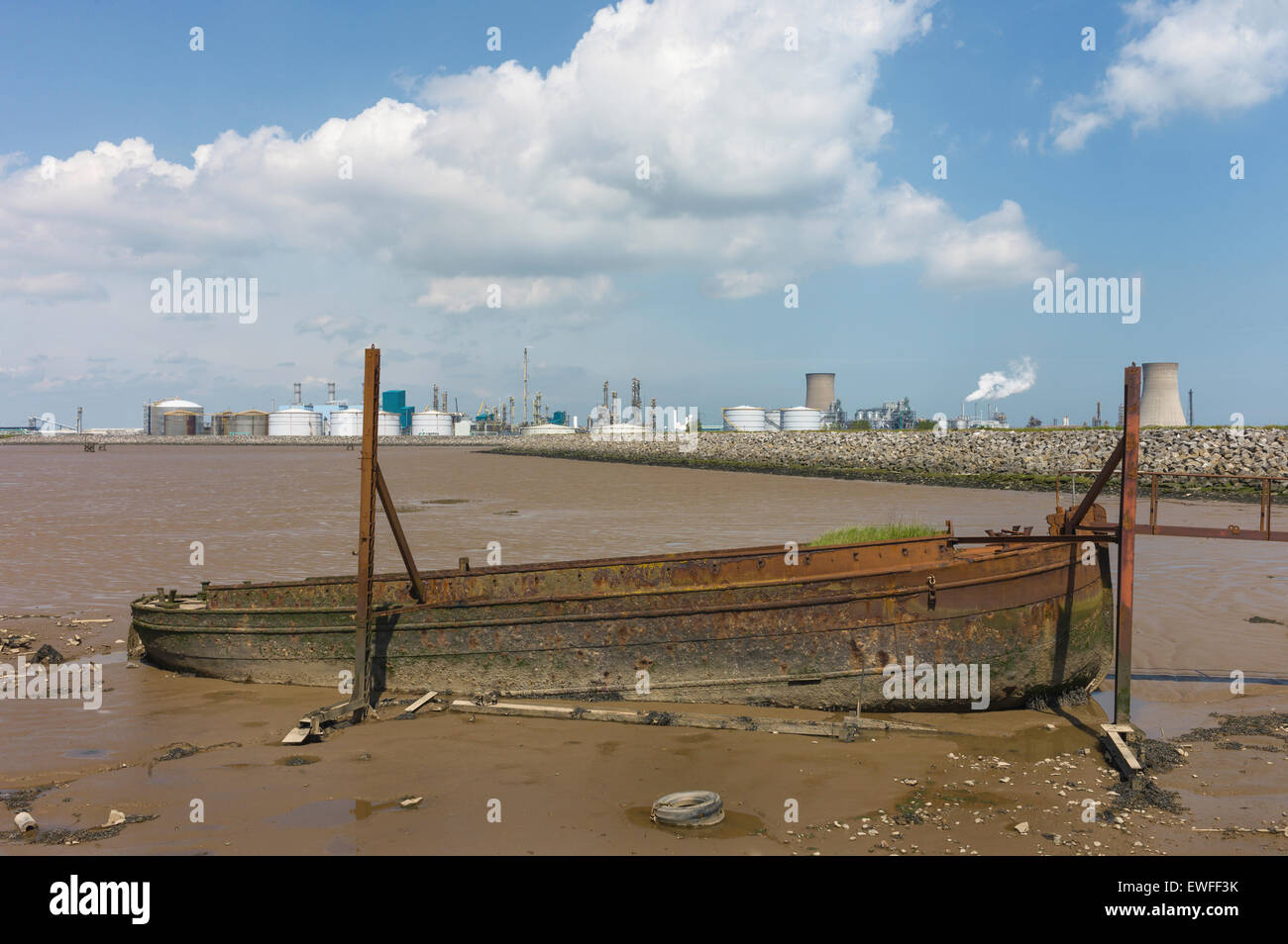 Les rives de la boue de l'estuaire Humber à marée basse d'attaquer un navire abandonné, une usine chimique à l'horizon à Paull. Banque D'Images