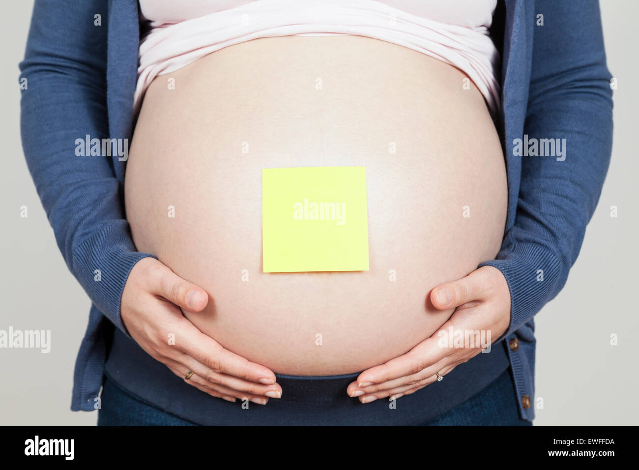 Femme enceinte avec étiquette adhésive Banque D'Images