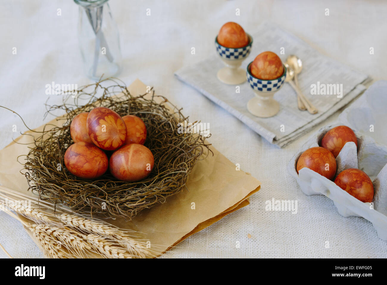Traditionnelle des oeufs de Pâques teints naturellement avec des fleurs et des peaux d'oignon, still life Banque D'Images