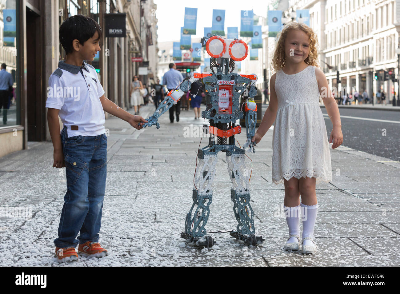 Londres, Royaume-Uni. 25 juin 2015. Les enfants avec le G15 Meccanoid KS, 1.20m de hauteur du robot personnel pré-programmée avec plus de 1000 phrases - à partir de GBP 440. Hamleys toy store' aperçut le prédit dix jouets pour Noël 2015 dans leur magasin de la rue Regent. Photo : Nick Savage/Alamy Live News Banque D'Images