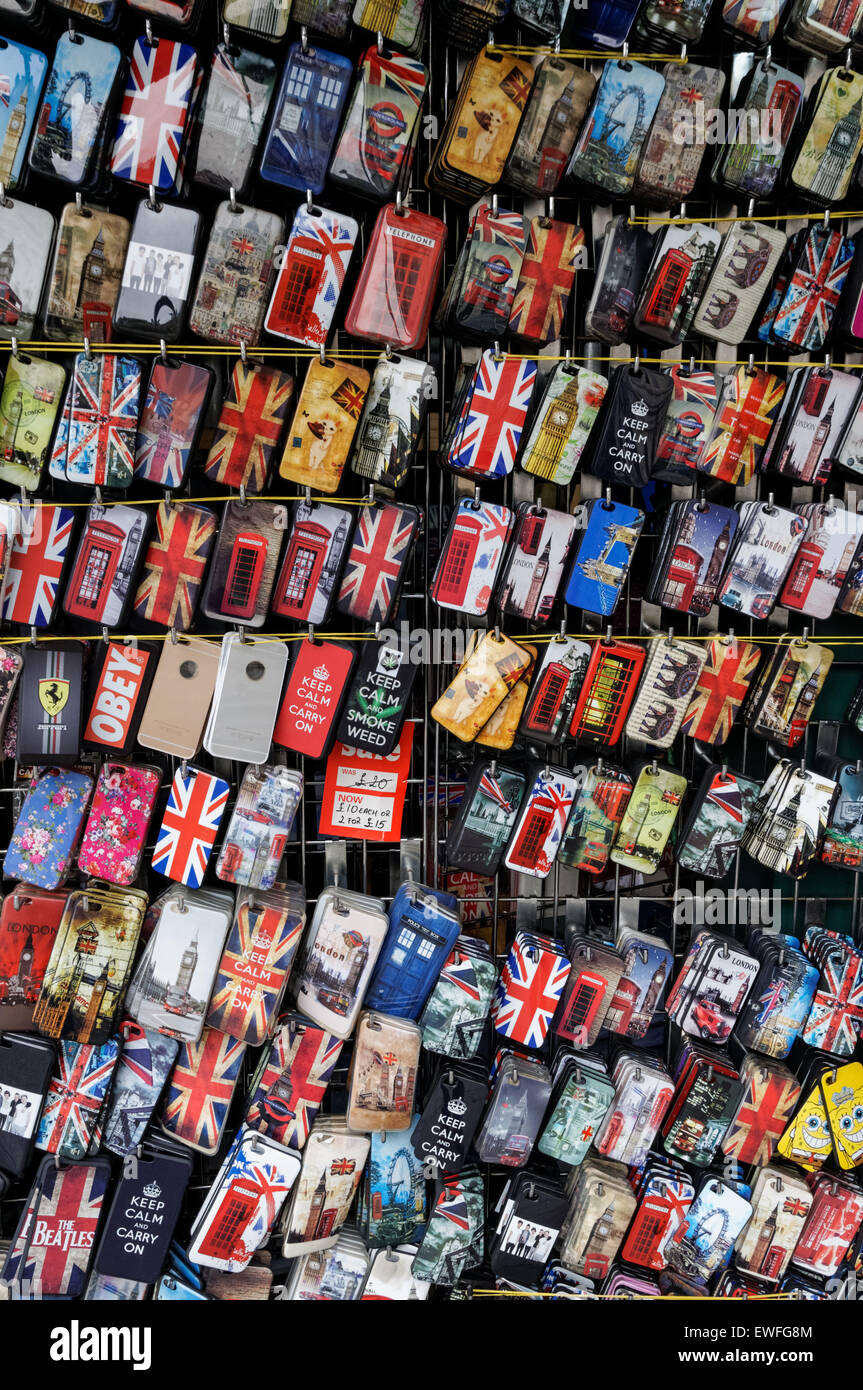 Avec blocage etuis smartphone sur Trafalgar Square, Londres, Angleterre Royaume-Uni UK Banque D'Images