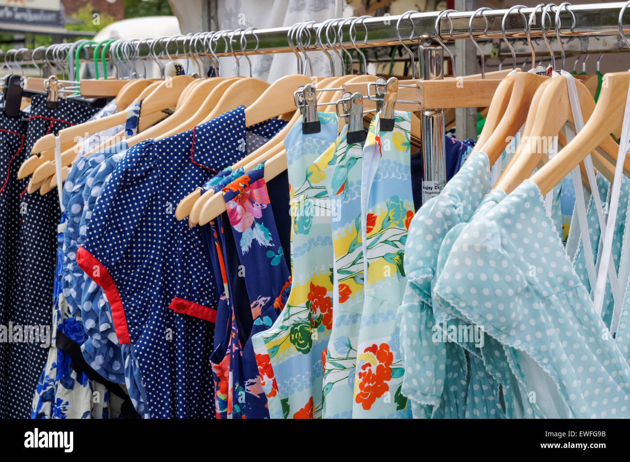 Robes Vintage pendaison au marché aux puces à Greenwich, Londres Angleterre Royaume-Uni UK Banque D'Images