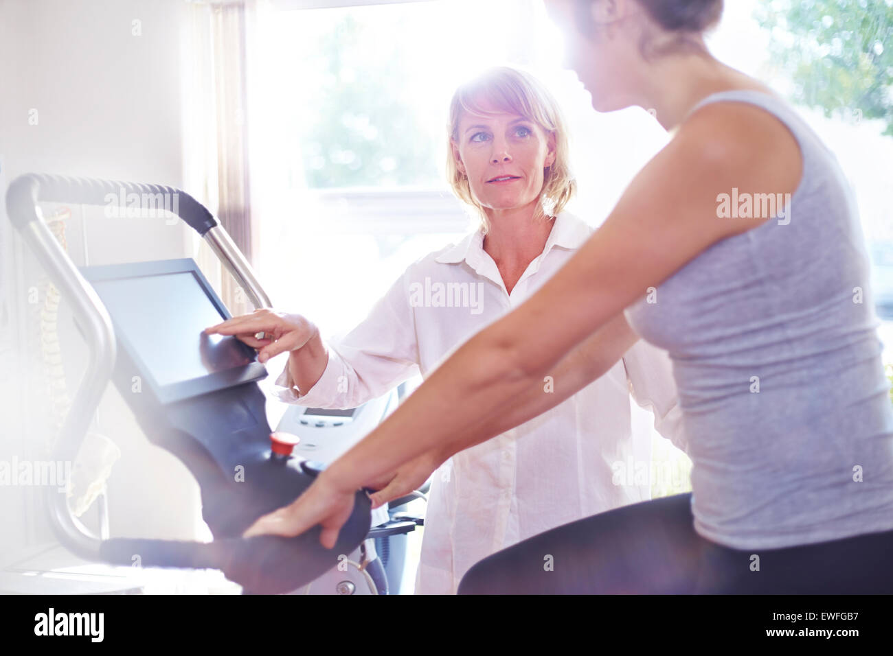 La thérapie physique sur vélo stationnaire femme directeurs Banque D'Images