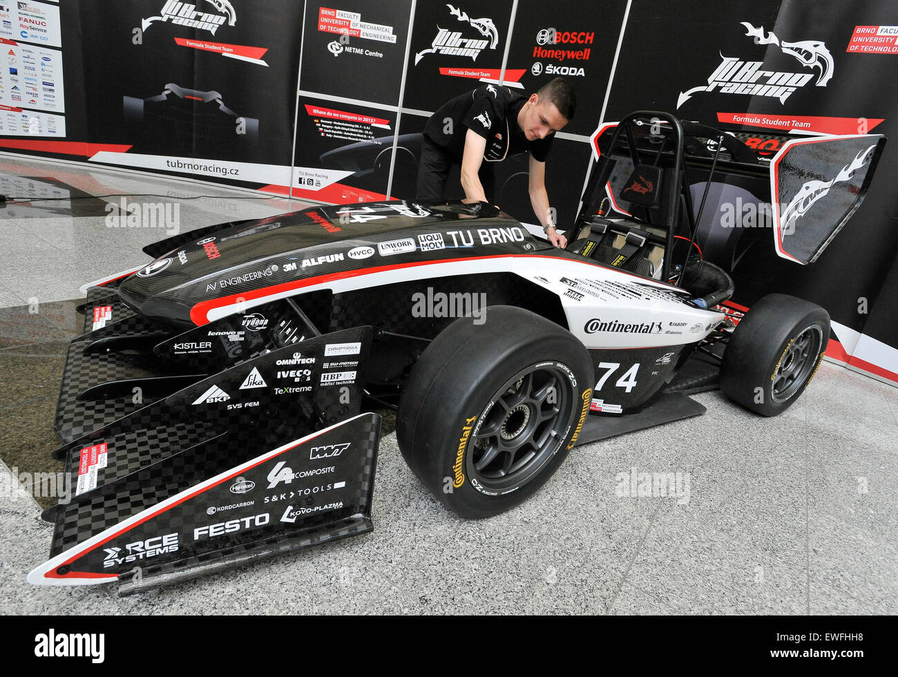 Les étudiants de l'Université Technique de Brno mis ensemble Dragon formule 5 à Brno, en République tchèque, le 25 juin 2015. Il a un seul cylindre révolutionnaire moteur suralimenté. Une équipe d'élèves TU Brno course sous les auspices de l'Université participer au projet Formula Student (Formule SAE), la concurrence mondiale d'étudiants de six cents universités. (Photo/CTK Vaclav Salek) Banque D'Images