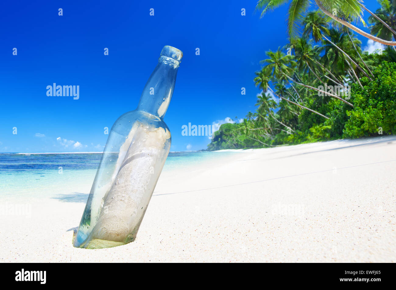 Message dans une bouteille sur la plage. Banque D'Images