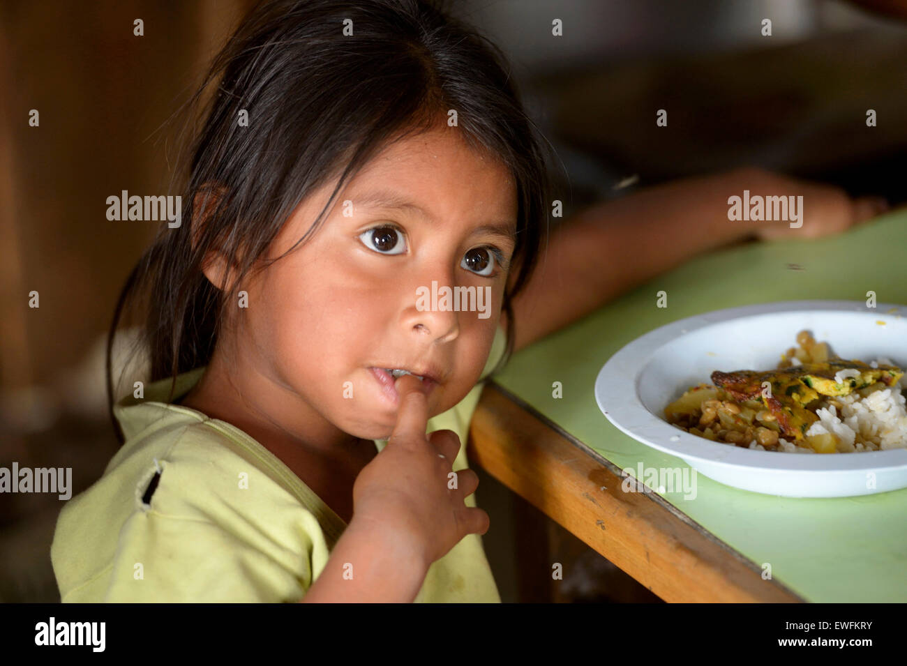 Fille dans l'avant de la plaque complète, slum '200 Zone D' Huaycan, Lima, Pérou Banque D'Images