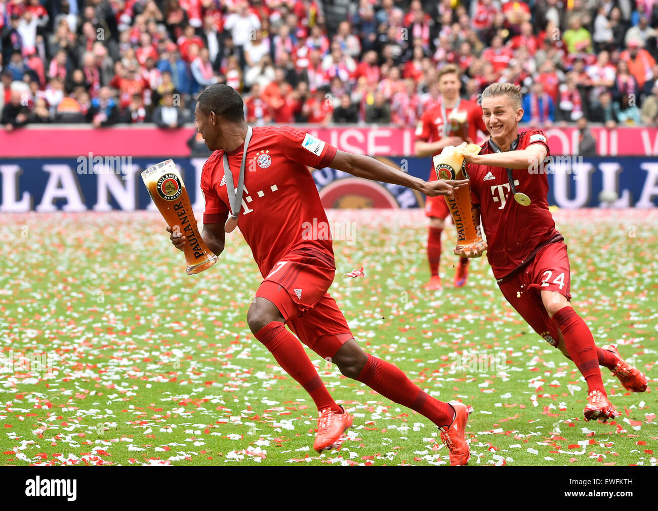 Douche de bière, Sinan Kurt contre David Alaba, championship célébration du FC Bayern, 25e championnat allemand de football Banque D'Images