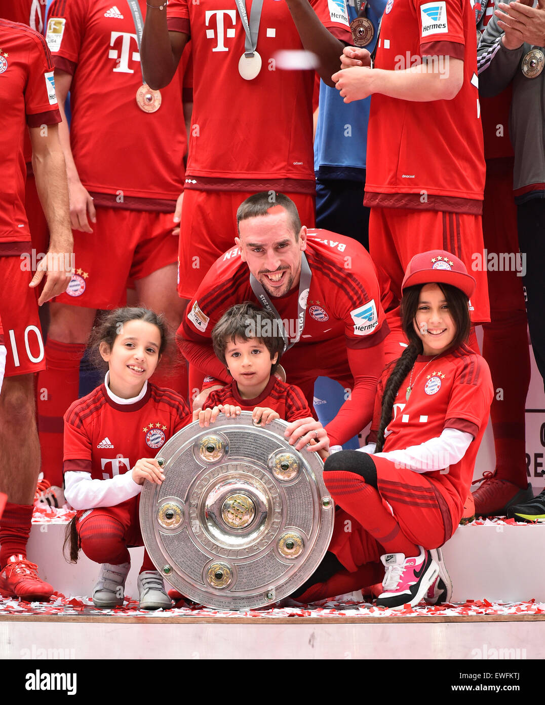 Franck Ribery avec 3 enfants et trophée du championnat, championnat célébration du FC Bayern, Allemagne de football 25 Banque D'Images