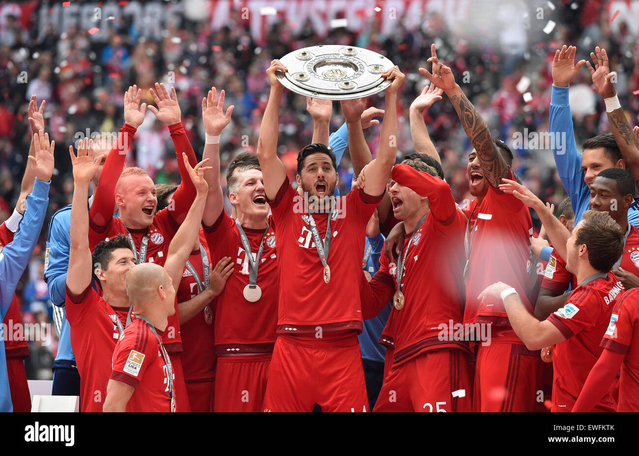 Claudio Pizarro holding trophy championnat championnat, célébration du FC Bayern, 25e championnat allemand de football Banque D'Images