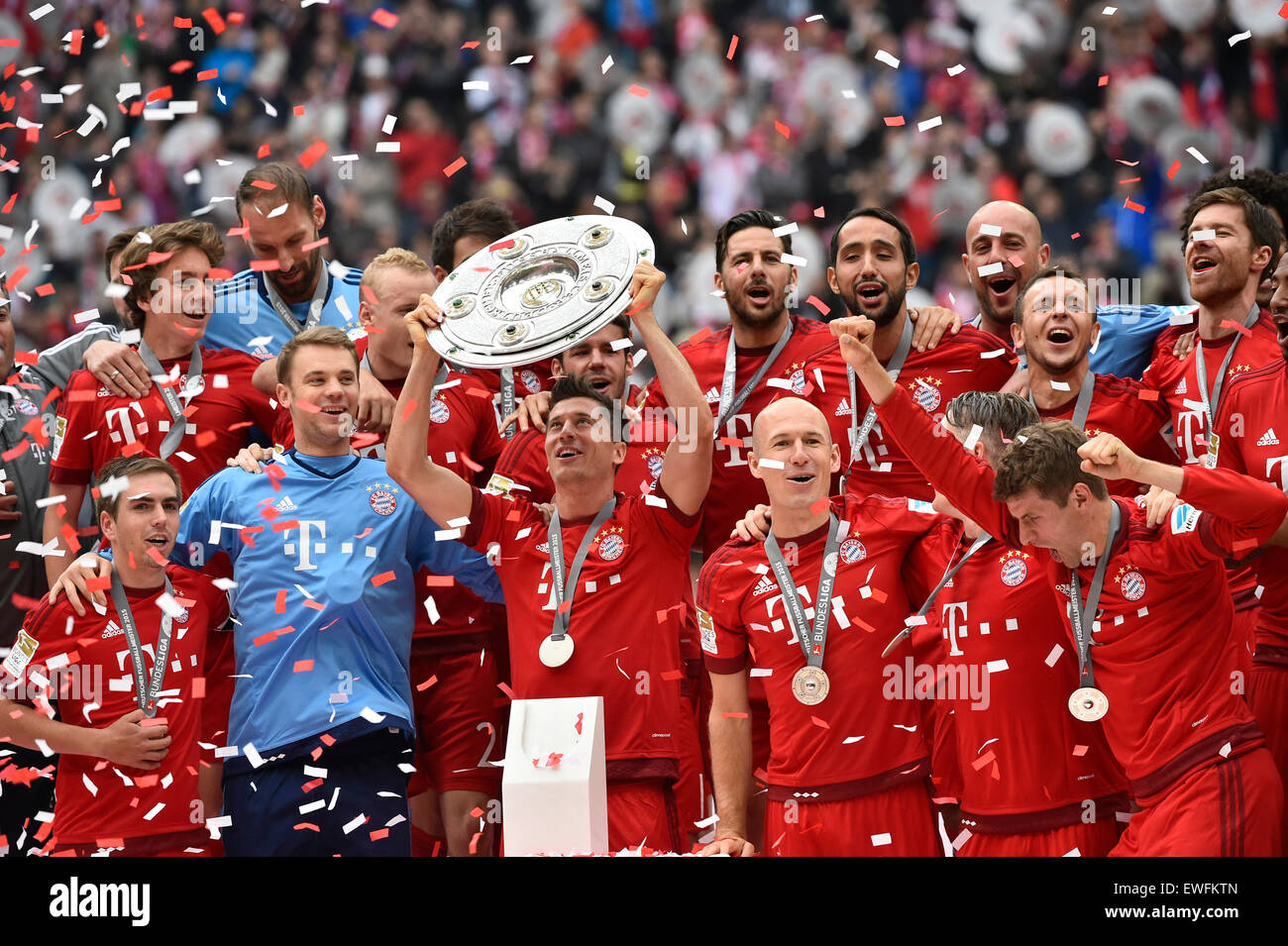 Robert Lewandowski holding trophy championnat championnat, célébration du FC Bayern, 25e championnat allemand de football Banque D'Images