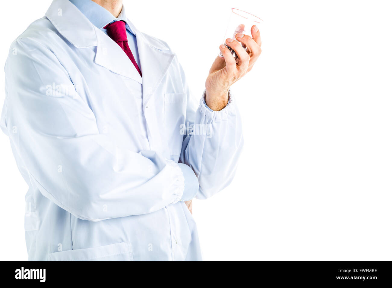 Homme de race blanche médecin habillé en robe blanche, chemise bleue et cravate rouge est maintenant un verre de boulons en acier Banque D'Images