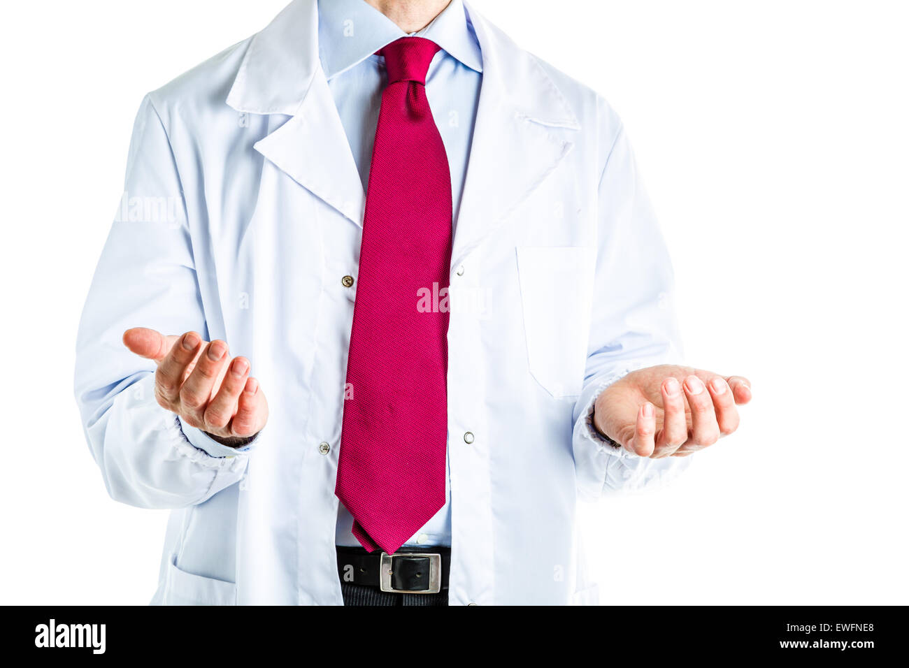 Homme de race blanche médecin habillé en robe blanche, chemise bleue et cravate rouge fait des geste les paumes vers le haut Banque D'Images